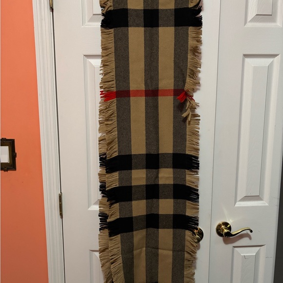 BURBERRY SCARF 230X25CM NWT
100% WOOL - Picture 2 of 9